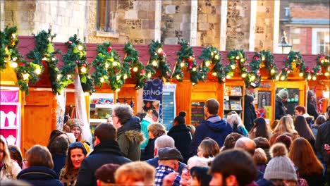 Compradores-Ocupados,-Mercado-De-Navidad-De-Winchester,-Compras,-Puestos-Y-Música