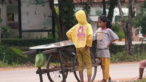 Niños-Esperando-Clientes-Para-Comprar-Conchas