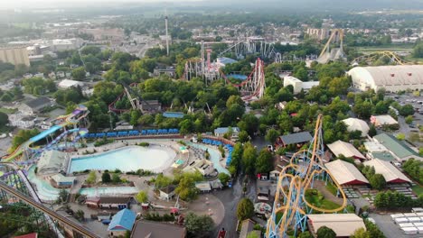 Vista-Aérea-De-Drones-Del-Paseo-Marítimo-De-Hersheypark-Y-Atracciones-Del-Parque-De-Diversiones