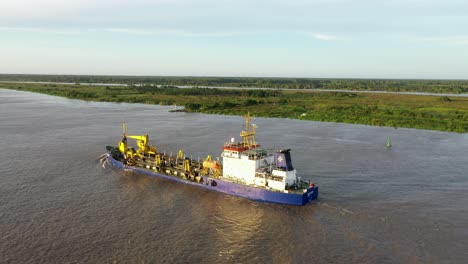 Barco-Comercial-Que-Sale-Del-Puerto-De-Barranquilla-En-El-Río-Magdalena-Durante-La-Puesta-De-Sol-De-La-Hora-Dorada