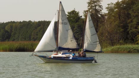 Yate-De-Dos-Mástiles-Navegando-En-El-Lago-Wdzydze-En-El-Parque-Paisajístico-Kashubian-En-El-Voivodato-De-Pomeranian