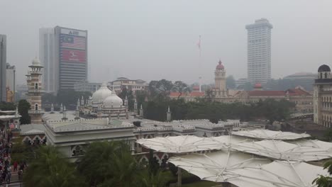 Masjid-Jamek-Moschee-In-Kuala-Lumpur-In-Dichten-Dunst-Gehüllt,-Der-Durch-Indonesische-Waldbrände-Verursacht-Wurde