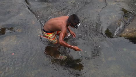 Un-Primer-Plano-De-Un-Niño-Tailandés-Pescando-Con-Lanza-Usando-Una-Máscara-De-Buceo-En-Un-Río-A-Cámara-Lenta-Primer-Plano