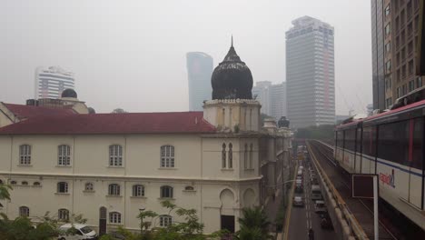 Mezquita-Masjid-Jamek-En-Kuala-Lumpur-Envuelta-En-Una-Espesa-Neblina-Causada-Por-Incendios-Forestales-En-Indonesia