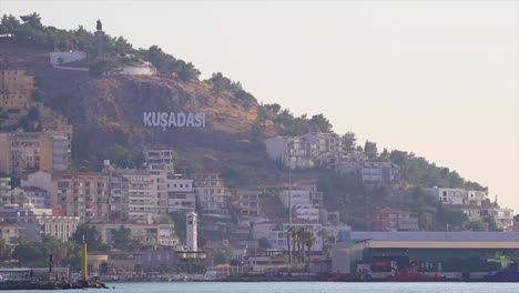 Die-Hügelhäuser-Und-Hotels-Von-Kusadasi-Türkei-Und-Das-Hügeldenkmal-Von-Atatürk