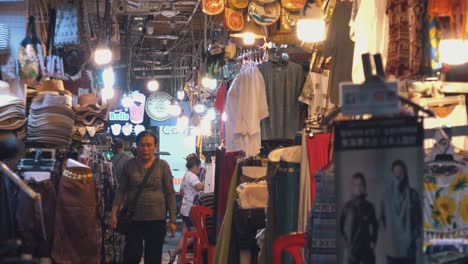 Touristen-Und-Einheimische-Beim-Einkaufen-Auf-Dem-Nachtmarkt