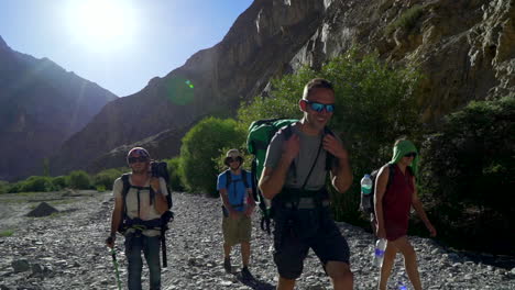 Menschen-Auf-Ausflug-Wandern-In-Einem-Ausgetrockneten-Fluss-Steinigen-Flussgrund