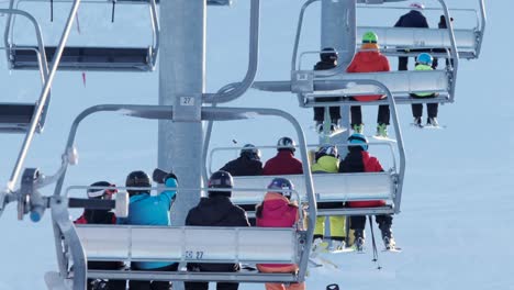 Skifahrer-Und-Snowboarder-Fahren-Mit-Dem-4-Personen-Sessellift-Auf-Den-Cop-Calgary