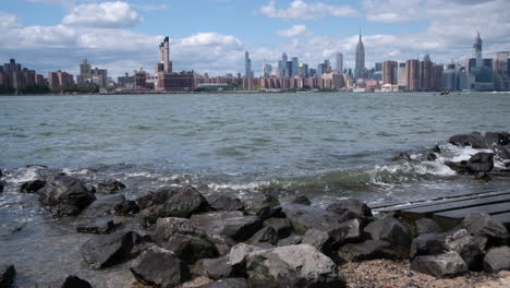 Kippen-Sie-Vom-Strand-Am-East-River-Nach-Oben-Und-Enthüllen-Sie-Midtown-Und-Eine-Fabrik-In-New-York-City