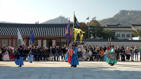 Zeremonie-Des-Torwächterwechsels-Im-Gyeongbokgung-Palast-In-Seoul,-Südkorea