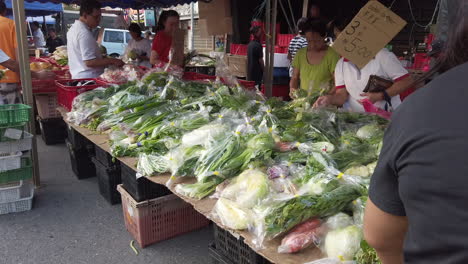 Verduras-De-Hoja-Verde-Frescas-Que-Se-Exhiben-Para-Vender-A-Lo-Largo-De-La-Carretera-Lateral