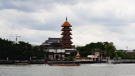 Der-Che-Chin-Khor-Tempel-Und-Die-Pagode-Am-Chaophraya-Fluss-Sind-Bei-Anhängern-Und-Zeichnern,-Fotografen-Und-Touristen-Aus-Der-Ganzen-Welt-Berühmt