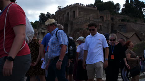 Zeitraffer-Von-Touristen,-Die-Auf-Den-Ruinen-Des-Antiken-Forum-Romanum-Ruhen