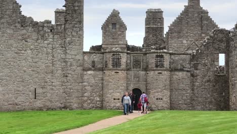 Turistas-En-La-Entrada-Del-Castillo-De-Tolquhon