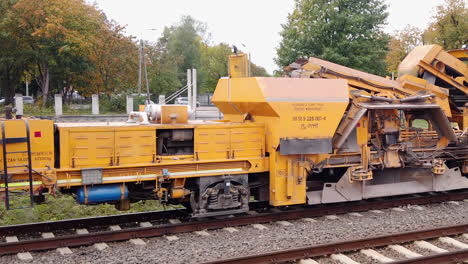 Technische-Waggons-Der-Polnischen-Staatsbahn-Auf-Einem-Bahnhof-In-Einer-Kleinstadt