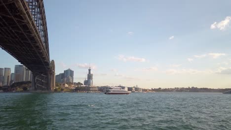 Hermosa-Panorámica-Y-Primer-Plano-Del-Puente-Del-Puerto-De-Sydney-Debajo-Del-Puente-Al-Atardecer