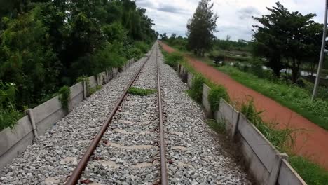 Un-Emocionante-Viaje-En-Tren-Al-Mercado-Ferroviario-De-Mae-Klong