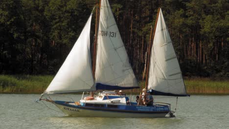 Zweimastyacht,-Die-Auf-Dem-Wdzydze-See-Im-Kaschubischen-Landschaftspark-In-Der-Woiwodschaft-Pommern-Segelt