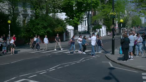 Turistas-Y-Fanáticos-Cruzando-Abbey-Road-Que-Se-Hizo-Famoso-Por-La-Portada-Del-Disco-De-Los-Beatles-Del-Mismo-Nombre.