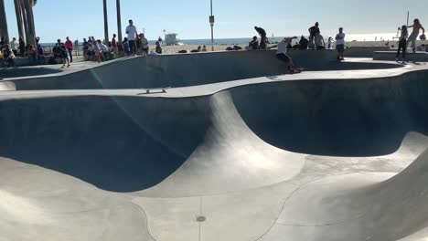 Patinadores-Locales-Y-Profesionales-Del-Patinaje-Saltando-De-Los-Rieles-Y-Practicando-Sus-Trucos-En-El-Icónico-Parque-De-Patinaje-De-Venice-Beach