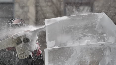 Escultor-De-Hielo-Afeitando-La-Esquina-De-Un-Gran-Bloque-De-Hielo