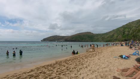 Turista-Disfrutando-Del-Paraíso-Tomando-El-Sol-Y-Jugando-En-El-Agua-En-El-Parque-Estatal-De-La-Bahía-De-Hanauma-Y-La-Reserva-Natural-En-La-Isla-De-Oahu-En-Hawaii-En-Un-Día-Nublado