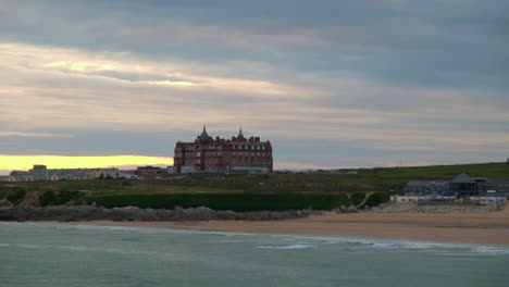 Pan-shot-of-Fistral-beach-in-Newquay-at-dawn