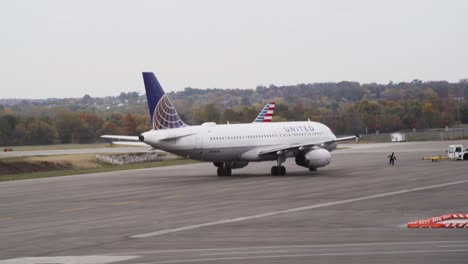 Ein-Pushback-Schlepper-Zieht-Vor-Dem-Abflug-Vom-Flughafen-Von-Einem-Großen-Jet-Der-United-Airlines-Ab