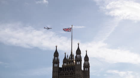 Aviones-Comerciales-De-Pasajeros-Cruzan-Un-Cielo-Azul-Y-Pasan-Detrás-De-La-Torre-Victoria-En-El-Palacio-De-Westminster-En-Londres