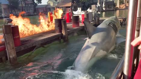 El-Famoso-Tiburón-De-La-Película-De-Hollywood-&quot;mandíbulas&quot;-Salta-Del-Agua-Mostrando-Sus-Feroces-Dientes-Mientras-El-Muelle-Se-Incendia