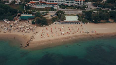 Hiperlapso-De-Drones-De-Un-Bar-De-Playa-Y-Un-Hotel-En-Grecia-Con-Movimiento-Lateral