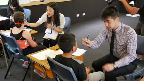 Auckland-Nueva-Zelanda-ópticos-Comprobando-La-Vista-De-Los-Niños-En-Edad-Escolar-En-La-Escuela-Primaria