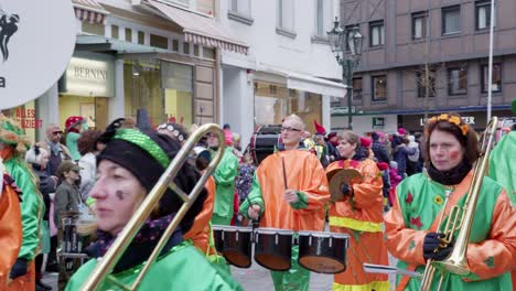 Rosenmontag-Karneval-In-Düsseldorf,-Deutschland-Mit-Grünem-Brauch-In-Zeitlupe