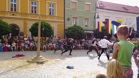 Cámara-Lenta-De-La-Batalla-De-Espadas-Medievales-Entre-Plebeyos-Y-Caballeros-En-La-Plaza-Principal,-Festival-Preludij-En-Slovenj-Gradec-Eslovenia