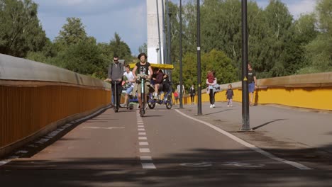 Personas-Que-Usan-Transporte-Ecológico-En-El-Parque-De-La-Ciudad