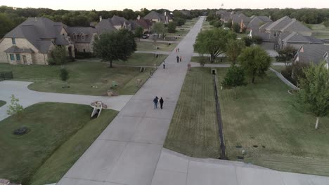 Este-Es-Un-Video-Aereo-De-Truco-O-Trato-De-Niños-En-La-Noche-De-Halloween-En-Un-Vecindario-En-Double-Oak-Texas