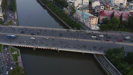 Vista-Aérea-De-ángulo-Alto-Del-Puente-Dien-Bien-Phu,-Distrito-De-Binh-Thanh,-Ciudad-De-Ho-Chi-Minh,-Vietnam,-Que-Cruza-El-Canal-Hoang-Sa