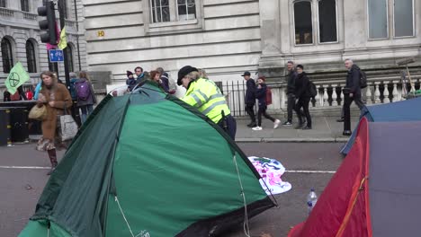 Los-Agentes-De-Policía-Retiran-Las-Tiendas-De-Campaña-Durante-Las-Protestas-De-La-Rebelión-De-Extinción-En-Londres,-Reino-Unido