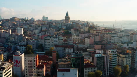 Vuelo-De-Drones-Aéreos-Temprano-En-La-Mañana-Hacia-La-Torre-De-Galata,-Estambul,-Turquía