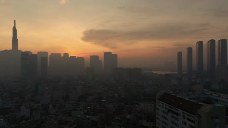 Von-Rechts-Nach-Links-Panorama-Dolly-Drohne,-Die-Um-Fünf-Uhr-Morgens-über-Die-Stadt-Mit-Der-Silhouette-Massiver-Hochhäuser-Geschossen-Wurde