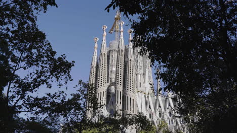 Famoso-Hito-De-Barcelona,-Sagrada-La-Familia,-Todavía-En-Construcción