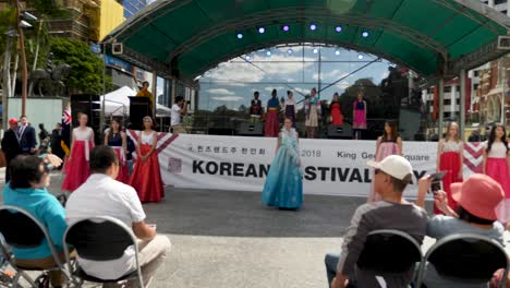 Hanbok-Fashion-Walk-Während-Des-Koreanischen-Festivals