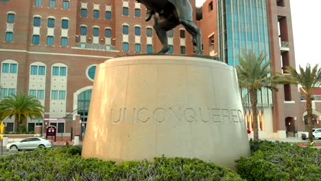 Luftaufnahme-Der-Unbesiegten-Statue-Im-Fsu-Campbell-Stadion-Während-Des-Sonnenuntergangs