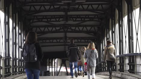 Turistas-En-La-Estación-De-Tren-De-Hamburgo,-Alemania