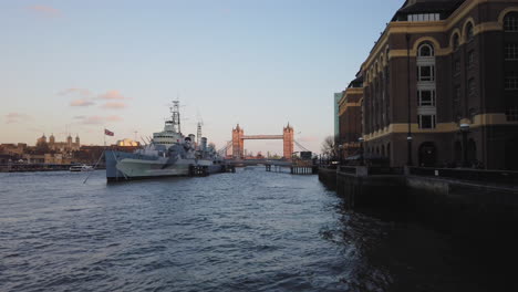 Ruhige-Schwenkansicht-Des-Hms-Belfast-Schiffs,-Des-Turms-Und-Der-Brücke-Von-London-über-Die-Themse