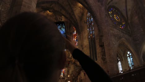 über-Die-Schulter-Geschossen-Von-Touristen,-Die-Ein-Foto-Von-Der-Decke-In-Der-Kathedrale-Machen