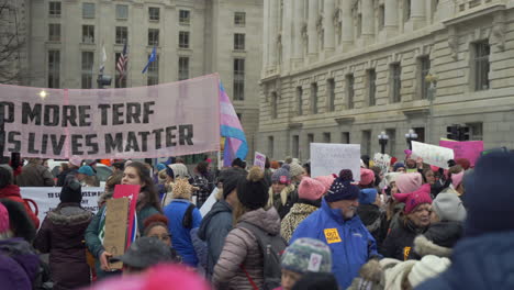 Un-Gran-Grupo-De-Manifestantes-Con-Carteles-Lgbtq-Se-Reunieron-En-Las-Calles-De-Washington-Dc-Participando-En-La-Marcha-De-Mujeres