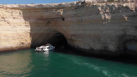 Bootsfahrt-Zur-Erkundung-Von-Höhlen-Auf-Grünem-Wasser-Mit-Felsvorsprung,-Touristen