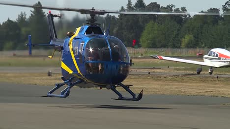 Helicóptero-Despegando-De-La-Pista-Del-Aeropuerto