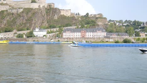 Buques-De-Carga-En-El-Río-Rin-En-Coblenza,-Alemania